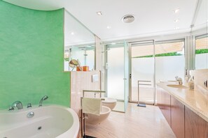 Bathtub, free toiletries, hair dryer, towels