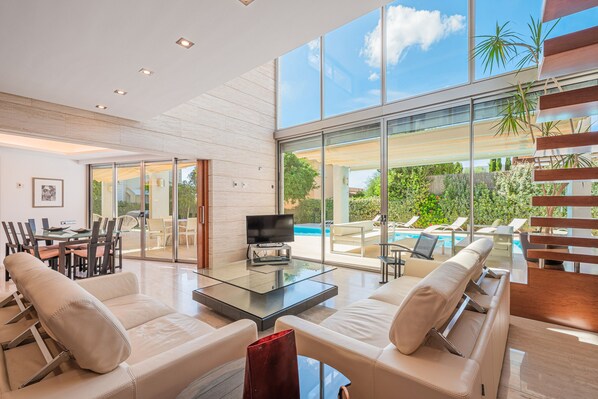 Televisio, DVD-soitin, pöytätennispöytä