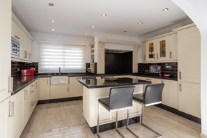 Fridge, microwave, oven, stovetop - Villa 'Casa Isabella Luxury' with Sea View, Wi-Fi and Air Conditioning (Nerja)