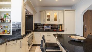 Een koelkast, een magnetron, een oven, een kookplaat