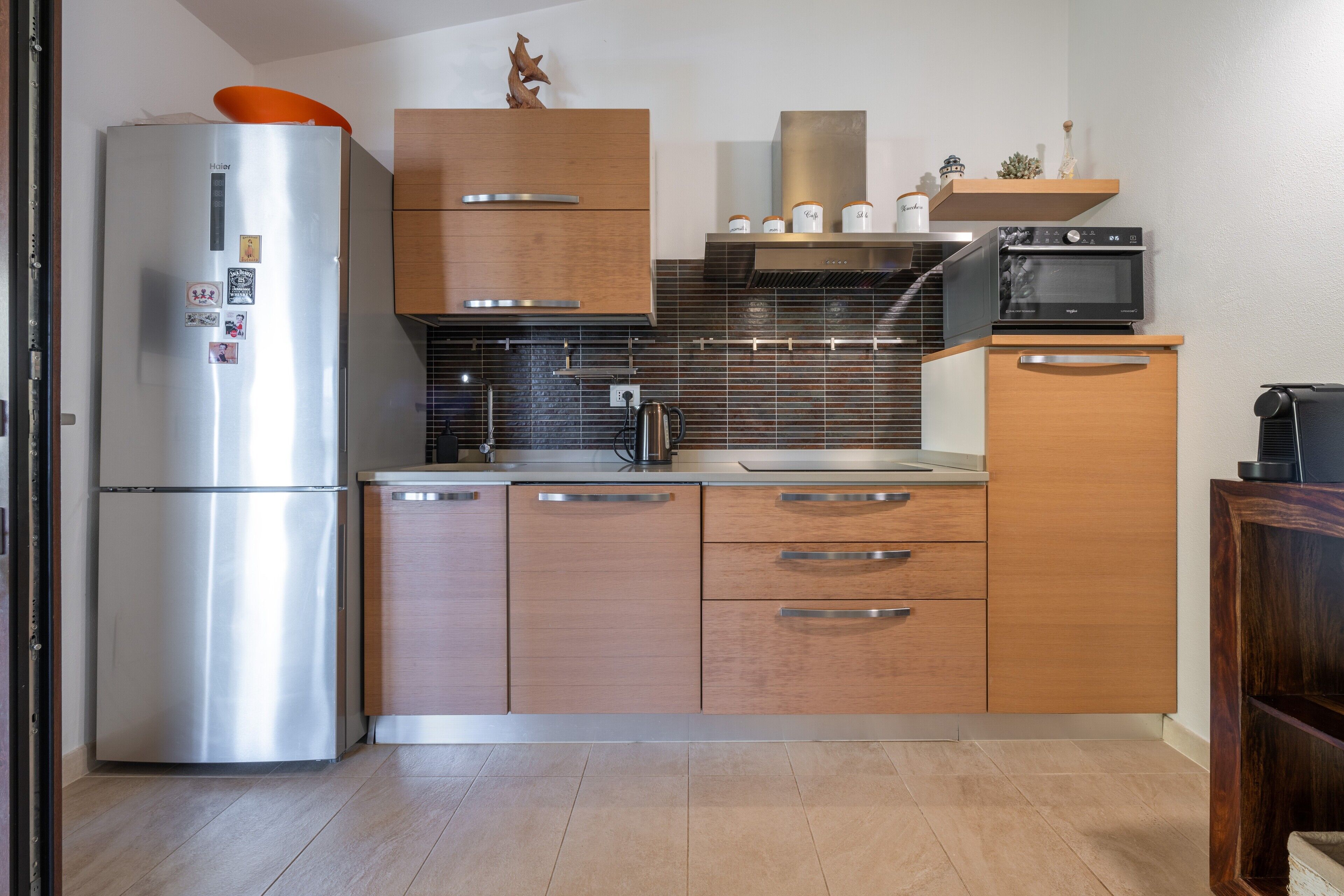 冷蔵庫、電子レンジ、オーブン、コンロ