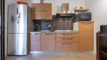 Frigorifero, microonde, forno, piano cottura