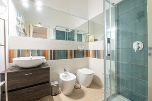 Een douche, gratis toiletartikelen, een haardroger, handdoeken