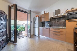 Fridge, microwave, oven, stovetop - Holiday Home Casa Cò with Sea View, Garden, Terrace & Wi-Fi (Costa Rei)