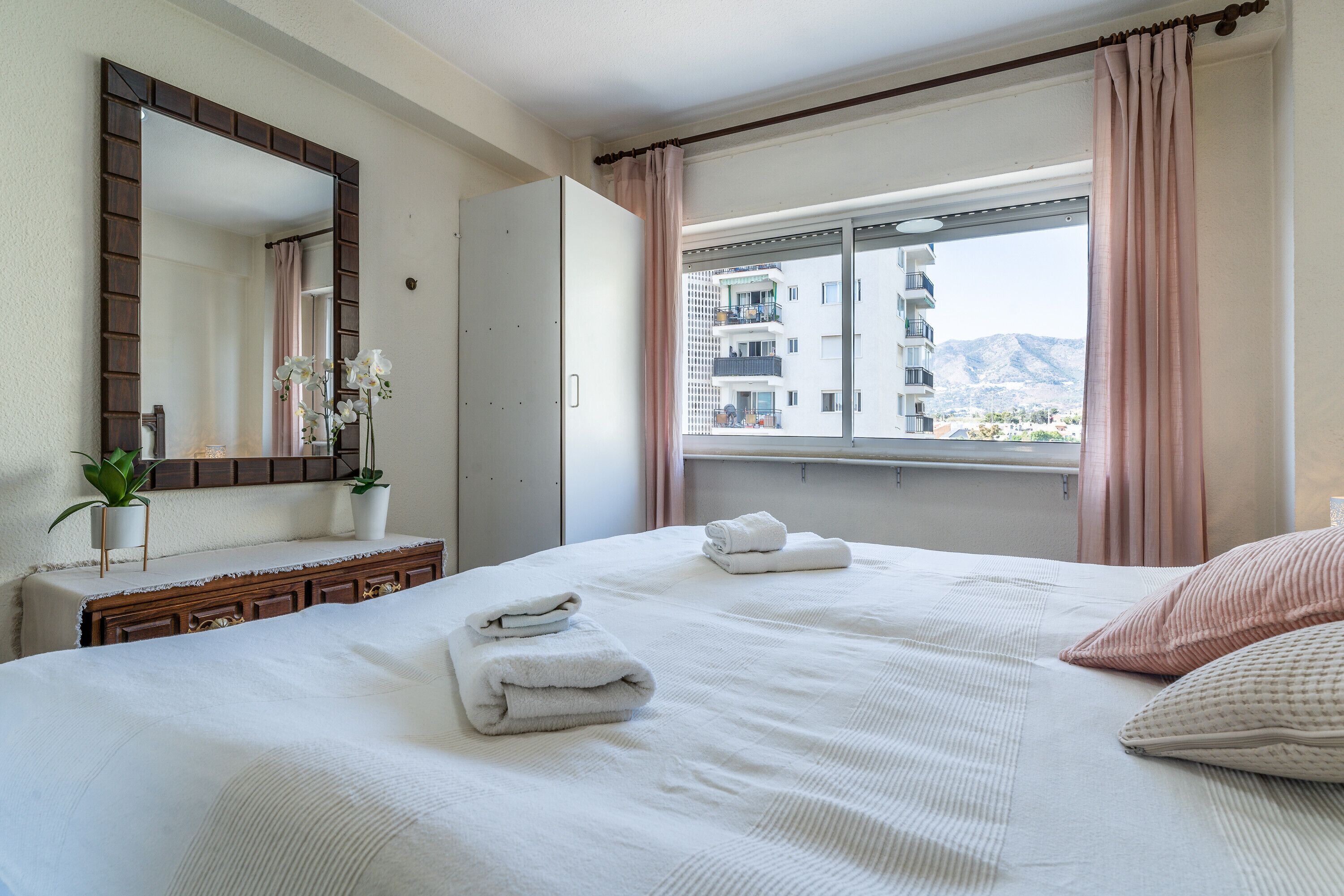 2 slaapkamers, een strijkplank/strijkijzer, gratis wifi, beddengoed