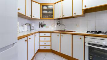 Kylskåp, mikrovågsugn, ugn och spishäll