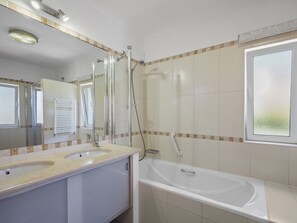 Duschwanne, Haartrockner, Bidet, Handtücher