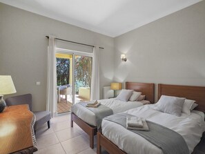 4 bedrooms, desk, iron/ironing board, travel cot