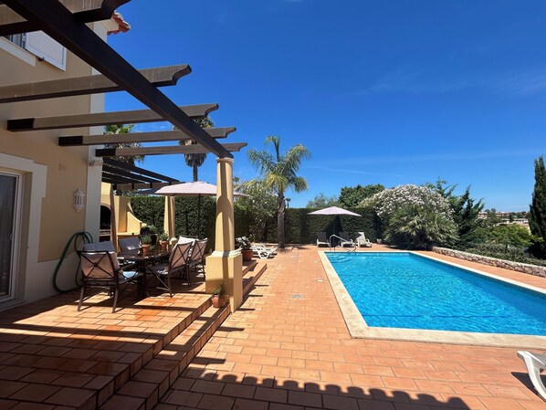 Piscine chauffée, chaises longues