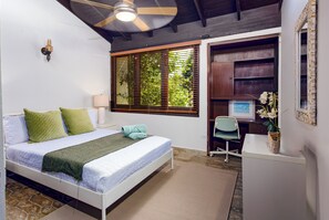 5 slaapkamers, een bureau, een strijkplank/strijkijzer, reisbedje