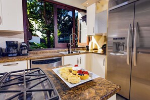 Réfrigérateur, four à micro-ondes, un four, surface de cuisson