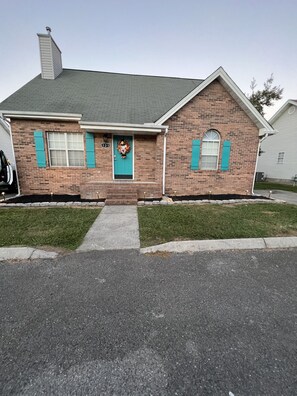 Exterior detail - COUNTRY ELEGANCE - No Winding Roads (Pigeon Forge)