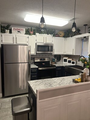 Frigorifero, microonde, forno, piano cottura