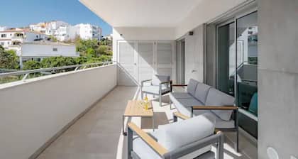 Luxury new 2 bedrooms apartment with parking.