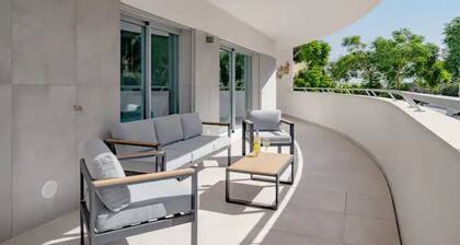 Luxury new 2 bedrooms apartment with parking.