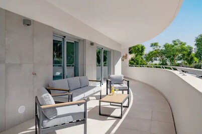 Luxury new 2 bedrooms apartment with parking.