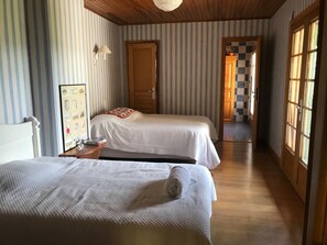5 Schlafzimmer, Schreibtisch, Bügeleisen/Bügelbrett, kostenloses WLAN