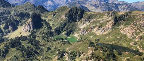 Eine Berglandschaft mit einem See und blauem Himmel.