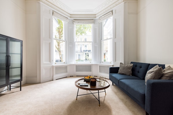 Apartment, 2 Queen Beds | Living room