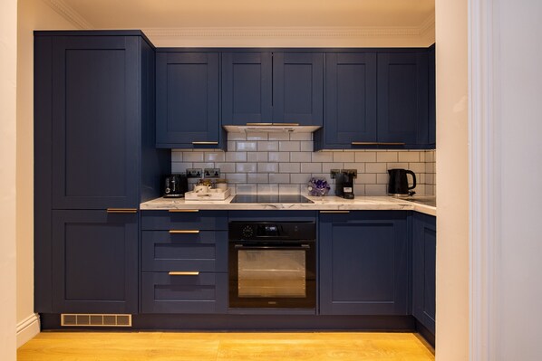 Departamento, 2 camas Queen size | Cocina privada | Refrigerador, microondas, horno y parrilla de estufa 