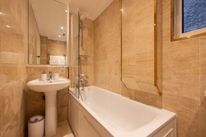Departamento, 2 camas Queen size | Baño | Tina con regadera, tina profunda, secadora de cabello, toallas