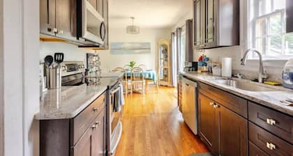 Large House w/King Bed, Parking, Deck, Restaurants