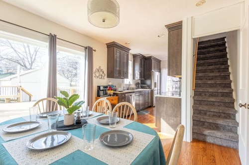 Large House w/King Bed, Parking, Deck, Restaurants