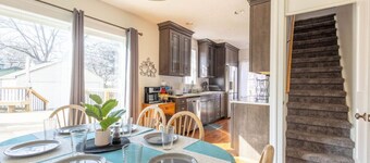 Large House w/King Bed, Parking, Deck, Restaurants