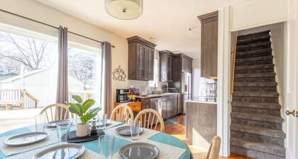 Large House w/King Bed, Parking, Deck, Restaurants