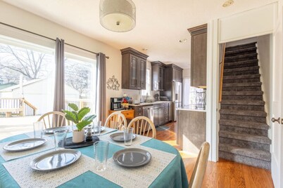 Large House w/King Bed, Parking, Deck, Restaurants