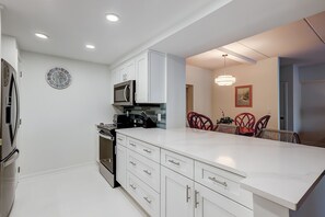 Frigorifero, microonde, forno, piano cottura