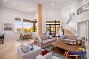 TV connectée, cheminée, jeux vidéo, table de tennis de table