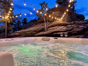 Outdoor spa tub - NEW Luxury Cabin 9200 feet, Denver Views (Golden)