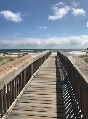 靠近海滩、沙滩椅