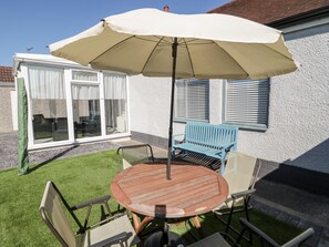 Cottage | Outdoor dining - Seaside Retreat (Prestatyn)