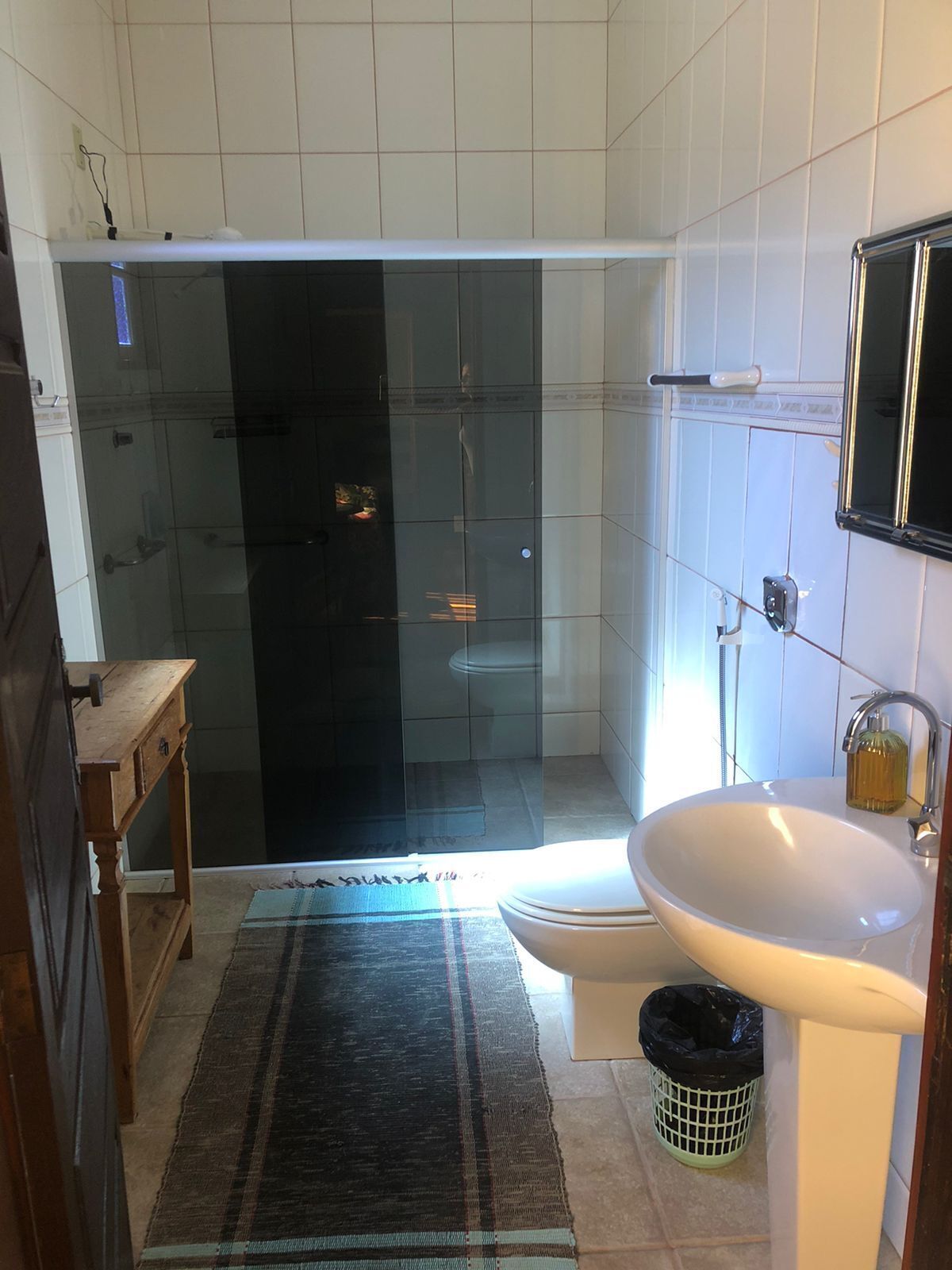 Casa standard | Banheiro | Chuveiro, chuveiro com efeito de chuva, sabonete, shampoo
