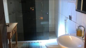 Casa standard | Banheiro | Chuveiro, chuveiro com efeito de chuva, sabonete, shampoo