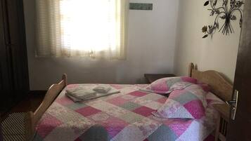 Casa standard | 4 quartos, Wi-Fi de cortesia, roupa de cama