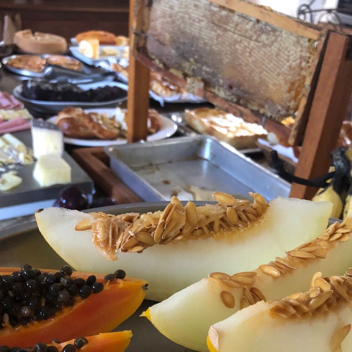 Ein Buffet mit verschiedenen Speisen, darunter Obst und Gebäck.