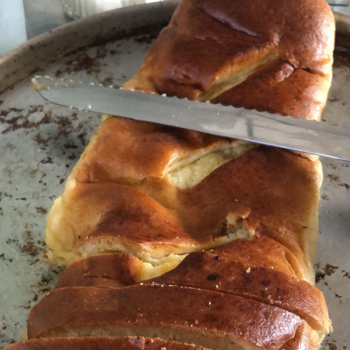 Uma fatia de pão com um canivete.