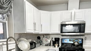 Private kitchen - NYC DIAMOND BRONX 2bedrooms, 2bathrooms, 3beds (The Bronx)