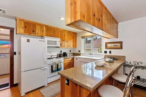 ثلاجة، ميكروويف، فر�ن، موقد طهي مسطح