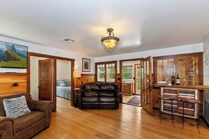 تلفزيون، مدفأة، مكتب