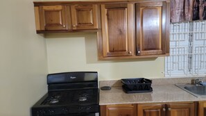 Een koelkast, een microgolfoven, een oven, een kookplaat