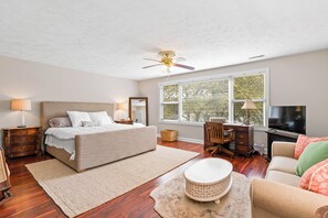 3 chambres, bureau, fer et planche à repasser, lit de bébé portatif