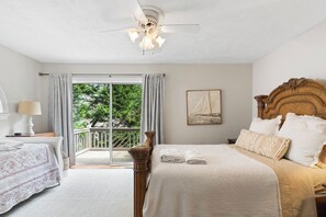 3 室のベッドルーム、デスク、アイロン / アイロン台、旅行用ベビーベッド