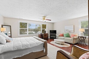 3 habitaciones, escritorio y tabla de planchar con plancha 
