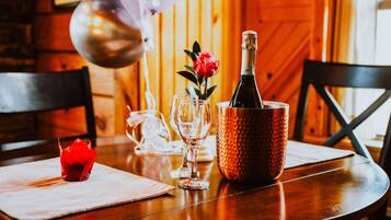 Deluxe Tree House, Hot Tub, Mountain View | In-room dining