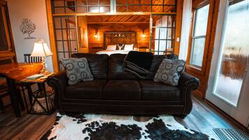 Classic Tree House, Hot Tub, Mountain View | Living area