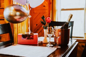 Deluxe boomhut, bubbelbad, uitzicht op bergen | Dineren op de kamer